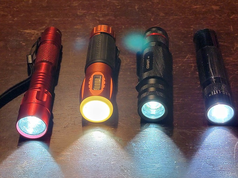 8 Best EDC Flashlights 2025 – Compact, Bright & Reliable Picks 🔦